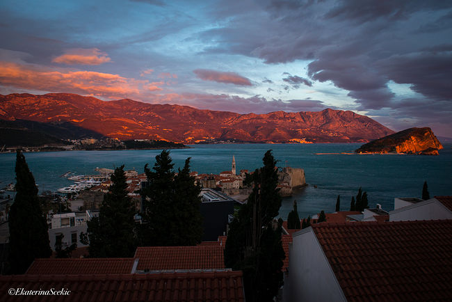 Ekaterina Burakova-Scekic. Montenegro. Закат в красных тонах