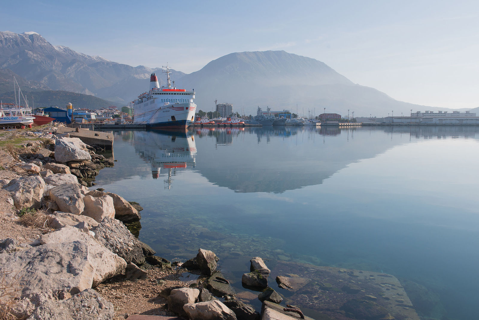 Ekaterina Burakova-Scekic. Montenegro. Старый паром в Баре